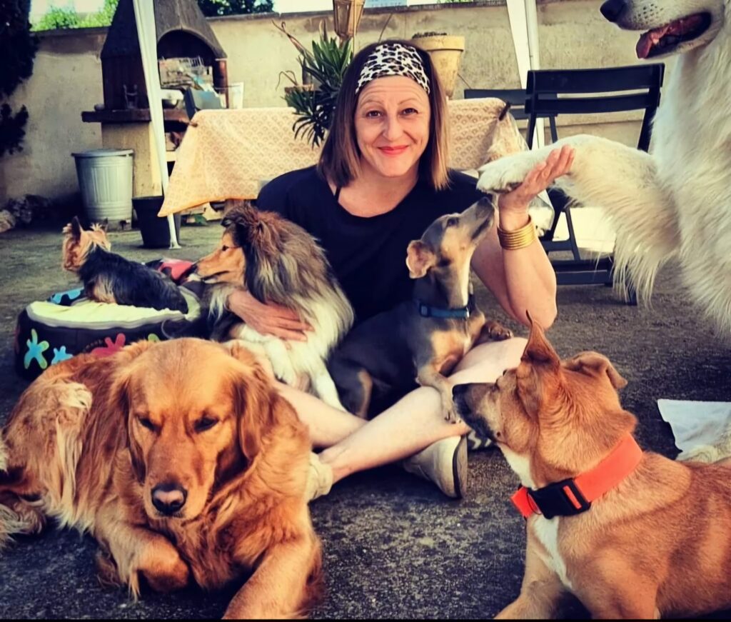 image de vanessa entourée de chiens